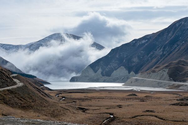 الجبال المحاذية لبحيرة كيزينوي-آم بجمهورية الشيشان - سبوتنيك عربي