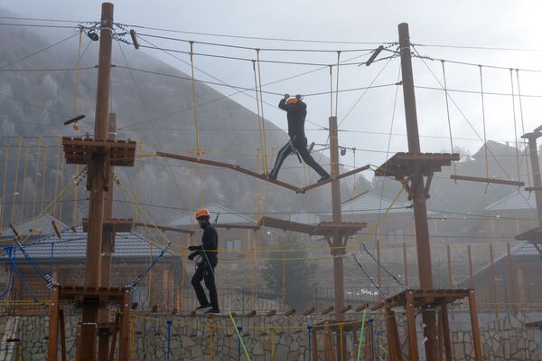 السياح بموقع الملاهي بجوار بحيرة كيزينوي-آم - سبوتنيك عربي