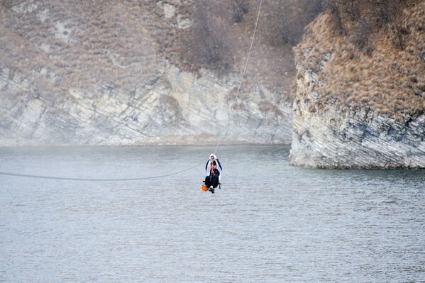 السياح يركبون التلفريك بموقع مخيم بجوار بحيرة كيزينوي-آم - سبوتنيك عربي