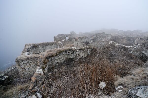 ركام القرية العريقة خوي عند الجبال المحاذية لبحيرة كيزينوي-آم بجمهورية الشيشان - سبوتنيك عربي