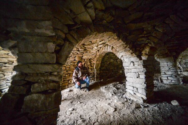 ركام القرية العريقة خوي عند الجبال المحاذية لبحيرة كيزينوي-آم بجمهورية الشيشان - سبوتنيك عربي