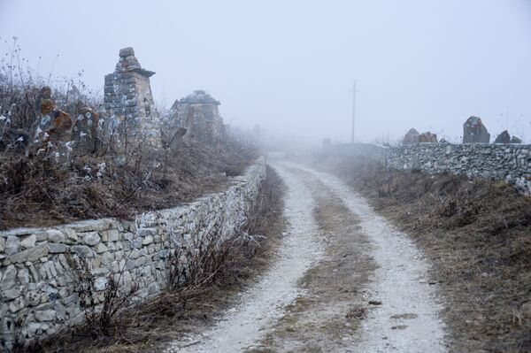 مقبرة قديمة في قرية خوي العريقة قريبة من الجبال المحاذية لبحيرة كيزينوي-آم  صباحا - سبوتنيك عربي