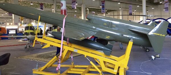 الطائرة الإيرانية بدون طيار كارار- 45-3 (Karar 45-3) تستهدف مواقع العدو القريبة على البر باختلاف معالمه السطحية على سبيل المثال: الجسور وغيرها، خلال المعرض الجوي الدولي Iran Air Show 2016 في إيران، 16 نوفمبر/ تشرين الثاني 2016. - سبوتنيك عربي