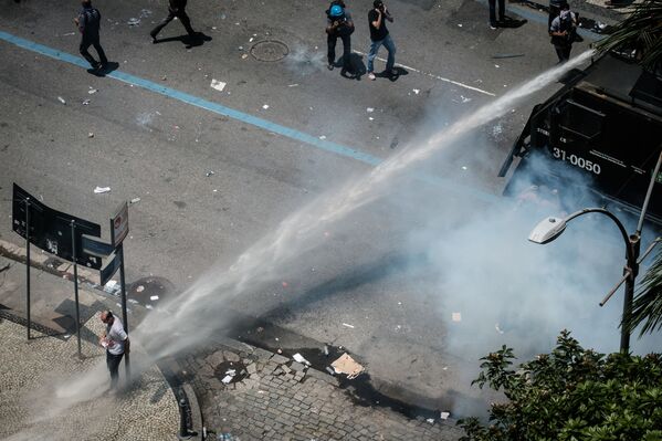الشرطة البرازيلية تقوم بتفريق المتظاهرين بواسطة خراطيم المياه في ريو دي جانيرو، خلال احتجاجت ضد تقليص الميزانية، البرازيل 16 نوفمبر/ تشرين الثاني 2016 - سبوتنيك عربي