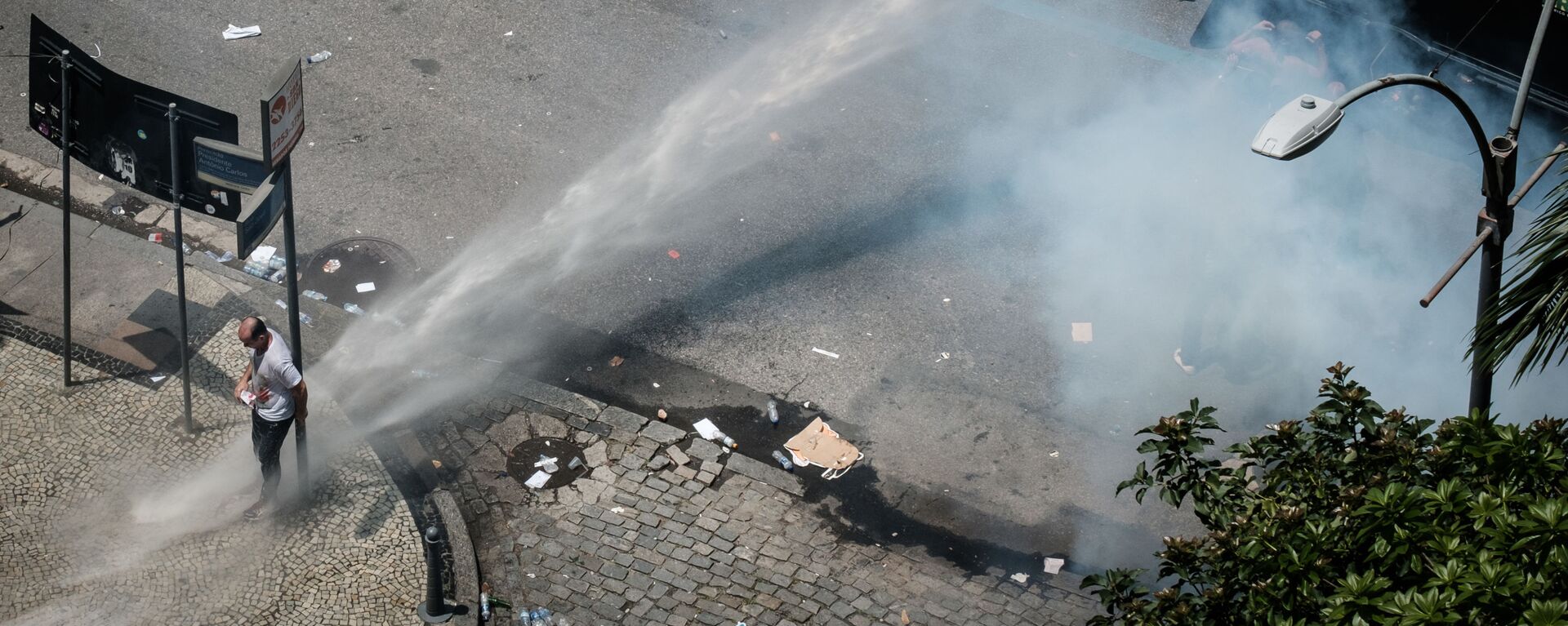 الشرطة البرازيلية تقوم بتفريق المتظاهرين بواسطة خراطيم المياه في ريو دي جانيرو، خلال احتجاجت ضد تقليص الميزانية، البرازيل 16 نوفمبر/ تشرين الثاني 2016 - سبوتنيك عربي, 1920, 22.07.2022