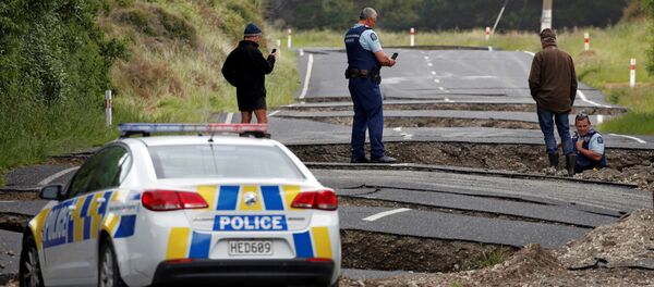 الشرطة المحلية والمواطنون يقومون بتفقد الدمار الذي خلفه زلزال في نيوزيلندا، 14 نوفمبر/ تشرين الثاني 2016 الشرطة المحلية والمواطنون يقومون بتفقد الدمار الذي خلفه زلزال في نيوزيلندا، 14 نوفمبر/ تشرين الثاني 2016 - سبوتنيك عربي