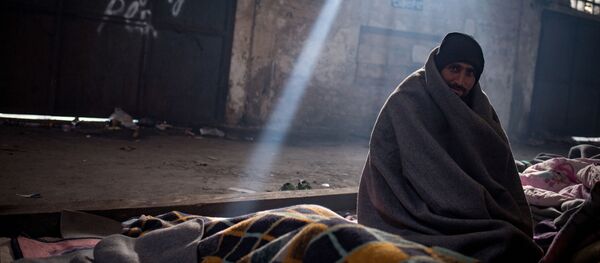 لاجئ باكستاني يجلس في ملجأ، بيت مهجور، في بلغراد 16 نوفمبر/ تشرين الثاني 2016 - سبوتنيك عربي