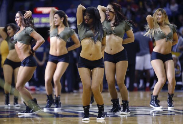 فتيات التشجيع لفريق New Orleans Pelicans خلال مباراة كرة السلة، نيو أورلينز، الولايات المتحدة 12 نوفمبر/ تشرين الثاني 2016 - سبوتنيك عربي