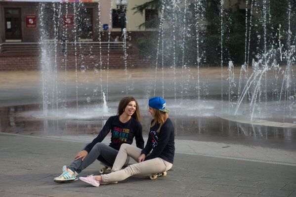 فتيات تجسلن بجوار نافورة مياه وتستمتعن بحرارة الجو الدافئة (20 درجة مئوية) في مدينة سوتشي - سبوتنيك عربي