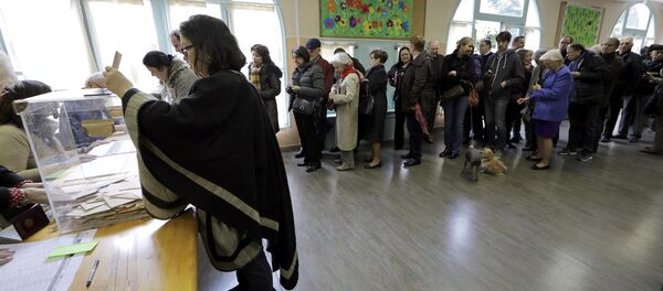 الفرنسيون يصوتون في الدورة الأولى للانتخابات الأولية لأحزاب اليمين والوسط الفرنسيون يصوتون في الدورة الأولى للانتخابات الأولية لأحزاب اليمين والوسط - سبوتنيك عربي