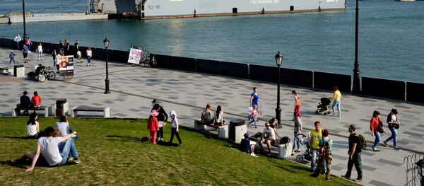 أشخاص يصطافون على شاطئ القيصر نيقولاي، أحد الشواطئ الحديثة في فلاديفوستوك، التي تم افتتاحها في الذكرى الـ 125 لتأسيس مصنع دالزافود وهو أقدم المصانع في المدينة أشخاص يصطافون على شاطئ القيصر نيقولاي، أحد الشواطئ الحديثة في فلاديفوستوك، التي تم افتتاحها في الذكرى الـ 125 لتأسيس مصنع دالزافود وهو أقدم المصانع في المدينة - سبوتنيك عربي