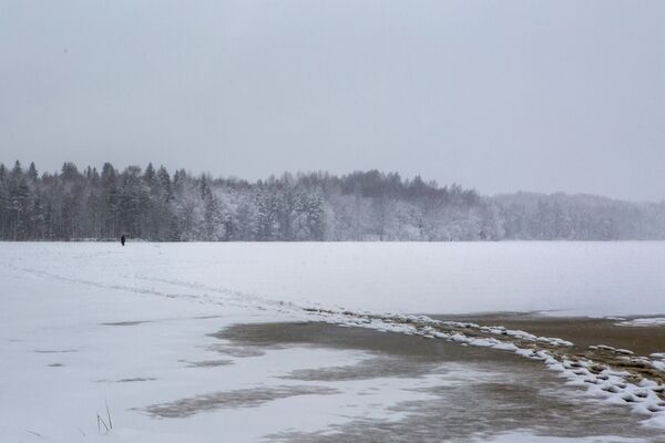بحيرة مغطاة بثلج كثيف بحي برياجينسكي بجمهورية كاريليا - سبوتنيك عربي
