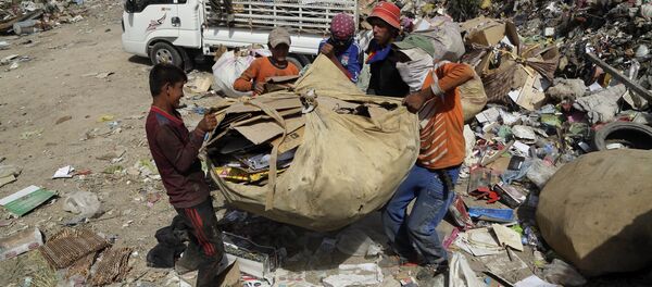 ويعمل العشرات العمال في رفع النفايات ويعمل العشرات العمال في رفع النفايات - سبوتنيك عربي