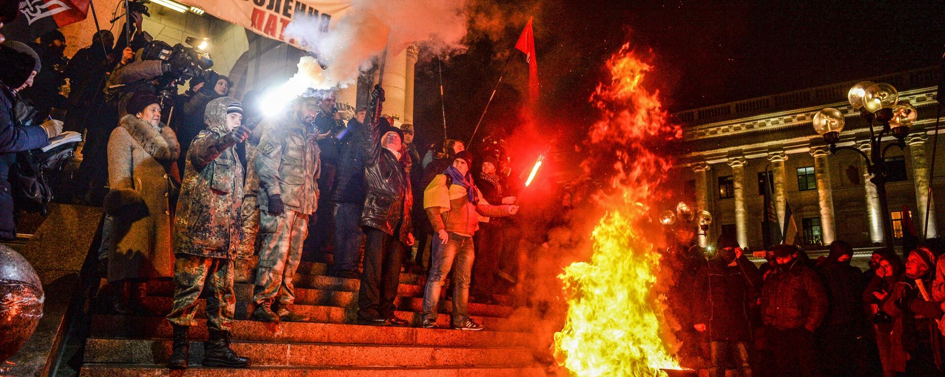 الأوكرانيون يشاركون في مسيرة بمناسبة ذكرى أحداث الميدان، وحرق إطارات في كييف، أوكرانيا - سبوتنيك عربي, 1920, 02.05.2024