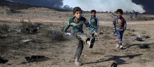 أطفال يلعبون كرة القدم في القيارة جنوبي الموصل، العراق 23 نوفمبر/ تشرين الثاني 2016 - سبوتنيك عربي