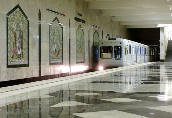 الرئيس فلاديمير بوتين يركب قطار مترو بمترو الأنفاق بمدينة قازان، 2015 - سبوتنيك عربي