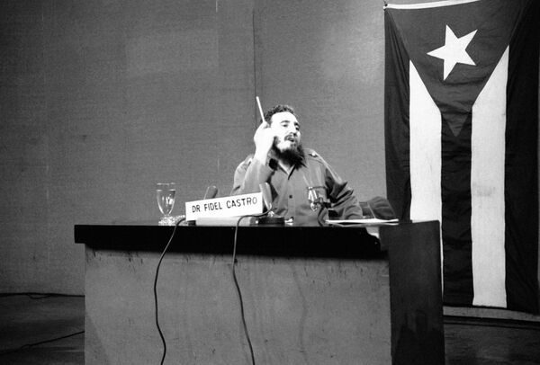 زعيم الثورة الكوبية، السكرتير الأول للجنة المركزية للحزب الشيوعي الكوبي، فيدل كاسترو أثناء إلقاء أحد خطاباته الطويلة أمام شعبه، 19 سبتمبر/ أيلول 1963. - سبوتنيك عربي