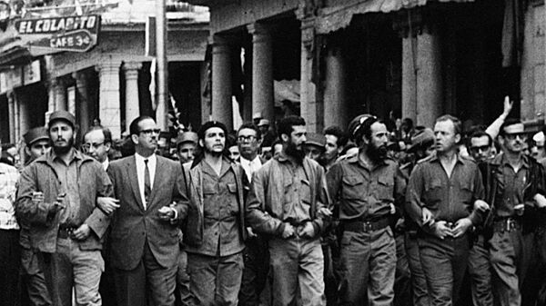 الزعيم الكوبي للثورة الكوبية، السكرتير الأول للجنة المركزية للحزب الشيوعي الكوبي، فيدل كاسترو يتصدر مسيرة ضخمة لنعي ضحايا انفجارات لا كوبر، ويشاركه قادة كوبيون إرنيستو تشي جيفارا، وزير الدفاع أوغوستو مارتينيز-سانتشيز، وزير البيئة أنطونيو نويز-جيمينيز، والأمريكي ويليام مورغان، والأسياني إلوي غيتيريز مينويو. - سبوتنيك عربي