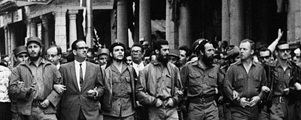 الزعيم الكوبي للثورة الكوبية، السكرتير الأول للجنة المركزية للحزب الشيوعي الكوبي، فيدل كاسترو يتصدر مسيرة ضخمة لنعي ضحايا انفجارات لا كوبر، ويشاركه قادة كوبيون إرنيستو تشي جيفارا، وزير الدفاع أوغوستو مارتينيز-سانتشيز، وزير البيئة أنطونيو نويز-جيمينيز، والأمريكي ويليام مورغان، والأسياني إلوي غيتيريز مينويو. - سبوتنيك عربي