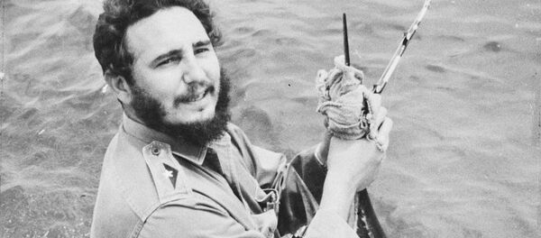 الزعيم الكوبي فيدل كاسترو يبتسم للكاميرا بعد أن اصطاد سمكة مارلين الكبيرة في بطولة همنغواي للصيد السنوية في هافانا ، كوبا 13 مايو/ آيار 1960 الزعيم الكوبي فيدل كاسترو يبتسم للكاميرا بعد أن اصطاد سمكة مارلين الكبيرة في بطولة همنغواي للصيد السنوية في هافانا ، كوبا 13 مايو/ آيار 1960 - سبوتنيك عربي