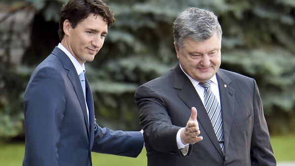 Ukrainian President Petro Poroshenko (R) gestures next to Prime Minister of Canada Justin Trudeau (L) during a welcoming ceremony ahead of their meeting in Kiev on June 11, 2016 - سبوتنيك عربي