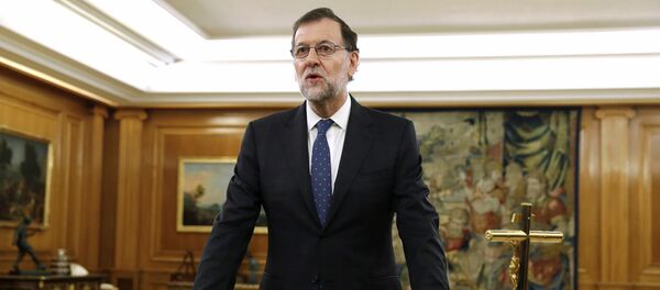 Spain's Prime Minister Mariano Rajoy takes his oath during a ceremony at Zarzuela Palace in Madrid, Spain, October 31, 2016 - سبوتنيك عربي