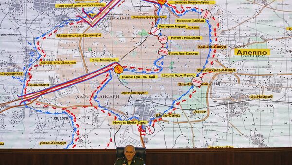الجنرال سيرجي رودسكوي بهيئة الأركان العامة الروسية يتحدث أمام خريطة لمنطقة حلب في سوريا - سبوتنيك عربي