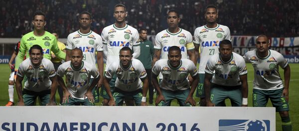 فريق شابيكوينسي البرازيلي الوطني لكرة القدم، خلال مباراة ضد الفريق الأرجنتيني سان لورينزو في ملعب بيديغين في بوينوس آيرس، الأرجنتين 2 نوفمبر/ تشرين الأول 2016 فريق شابيكوينسي البرازيلي الوطني لكرة القدم، خلال مباراة ضد الفريق الأرجنتيني سان لورينزو في ملعب بيديغين في بوينوس آيرس، الأرجنتين 2 نوفمبر/ تشرين الأول 2016 - سبوتنيك عربي