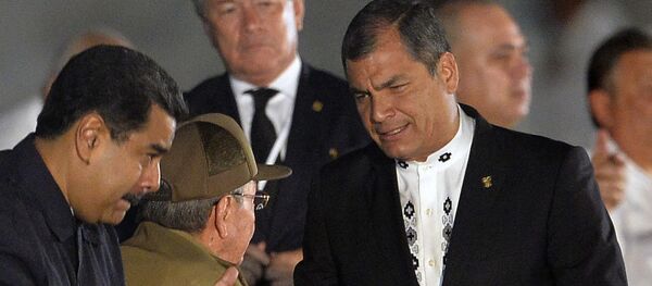 Ecuadorean President Rafael Correa (R), Cuban President Raul Castro (C) and Venezuela's President Nicolas Maduro, during a massive rally at Revolution Square in Havana in honor of late leader Fidel Castro. Castro -- who ruled from 1959 until an illness forced him to hand power to his brother Raul in 2006 -- died Friday at age 90. The cause of death has not been announced. - سبوتنيك عربي
