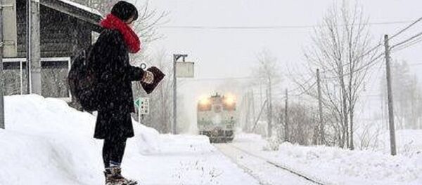 فتاة يابانية تنتظر القطار - سبوتنيك عربي