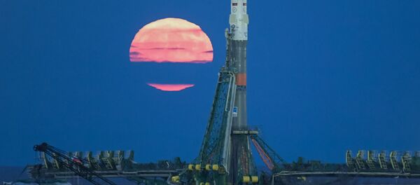 القمر العملاق على خلفية مركز إطلاق الصواريخ الفضائية بايكانور، كازاخستان - سبوتنيك عربي