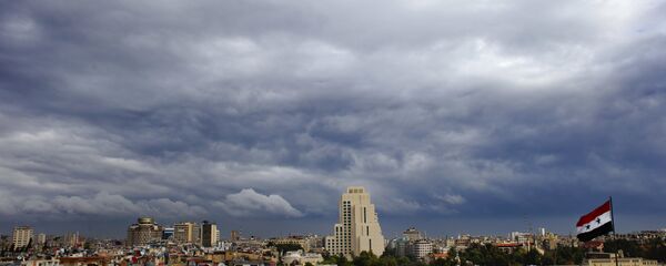 مدينة دمشق على خلفية غيوم سوداء - سبوتنيك عربي