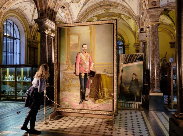 التحضيرات لعرض لوحتين لكل من القيصر نيقولاي الثاني وفلاديمير لينين في أكاديمية الفنون باسم شتيغليتس بمدينة سان بطرسبورغ - سبوتنيك عربي