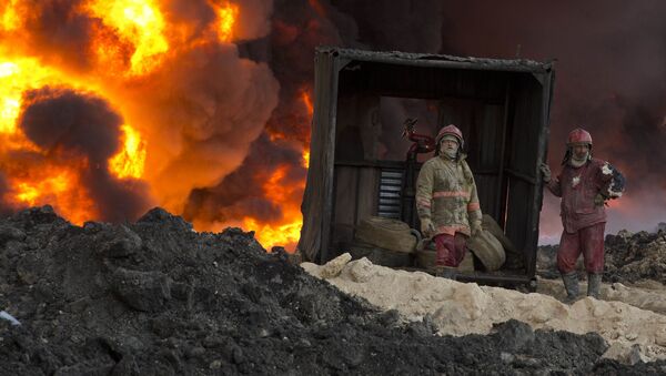 رجال الإطفاء يحاولن اطفاء الحرائق المشتعلة صورة أرشيفية - سبوتنيك عربي