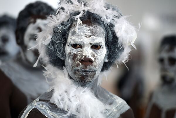 رجل في زي تقليدي لسكان قبائل أستراليا الأصليين أمام مدخل مبنى البرلمان الأسترالي، وذلك خلال مسيرة ضد العنف المنزلي في كانبيرا، أستراليا 28 نوفمبر/ تشرين الثاني 2016 - سبوتنيك عربي