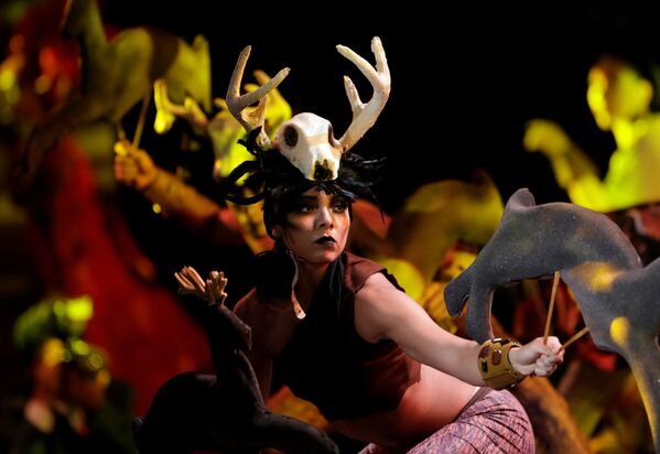 أداء فني لراقصة خلال قمة س40 مايورس في مدينة المكسيك، المكسيك 30 نوفمبر/ تشرين 2016 - سبوتنيك عربي