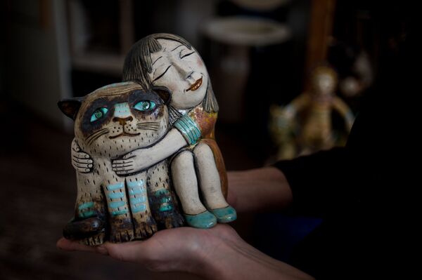 أعمال نحت من الفنانة غالينا بولغانينا بمتجرها في فيليكي نوفغورود، روسيا - سبوتنيك عربي