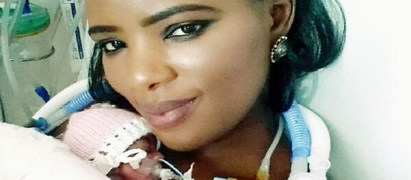 الطفلة إليزابيث ووالدتها - سبوتنيك عربي