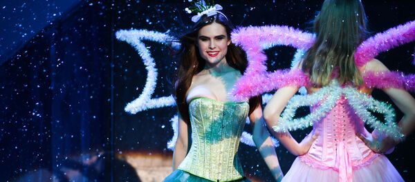 نهائي مسابقة أجمل عارضة أزياء في روسيا 2016 - الروسية سيرافيما لابانيك (من بريانسك)، أثناء العرض في فندق Korston Club Hotel في موسكو. - سبوتنيك عربي