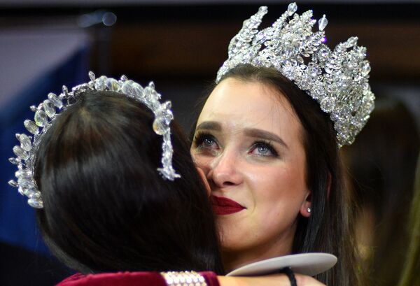 الفائزة نتاليا شتوبينا (من ساراتوف) في نهائي مسابقة أجمل عارضة أزياء في روسيا 2016 في فندق Korston Club Hotel في موسكو. - سبوتنيك عربي