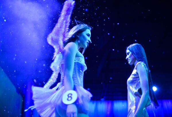 المشاركة يانا روبتسوفا (من سامارا) في نهائي مسابقة أجمل عارضة أزياء في روسيا 2016 في فندق Korston Club Hotel في موسكو. - سبوتنيك عربي