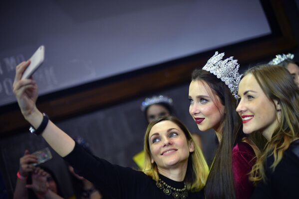 الفائزة نتاليا شتوبينا (من ساراتوف) في نهائي مسابقة أجمل عارضة أزياء في روسيا 2016 في فندق Korston Club Hotel في موسكو. - سبوتنيك عربي