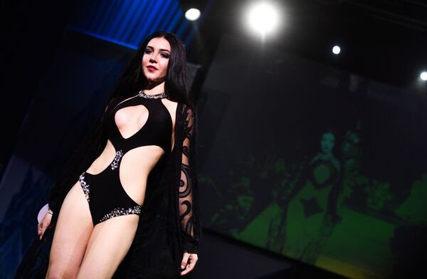 المشاركة يليزافيتا بوبا (من القرم) في نهائي مسابقة أجمل عارضة أزياء في روسيا 2016 في فندق Korston Club Hotel في موسكو. - سبوتنيك عربي