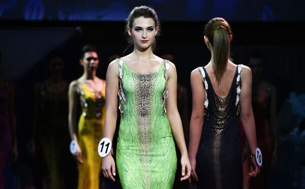 المشاركة ديانا لوكيانتشيكوفا (من كورسك) في نهائي مسابقة أجمل عارضة أزياء في روسيا 2016 في فندق Korston Club Hotel في موسكو. - سبوتنيك عربي