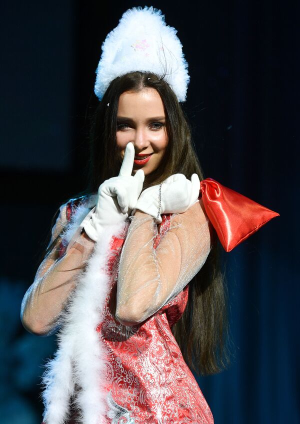 المشاركة نتاليا شتوربينا (من ساراتوف) في نهائي مسابقة أجمل عارضة أزياء في روسيا 2016 في فندق Korston Club Hotel في موسكو. - سبوتنيك عربي