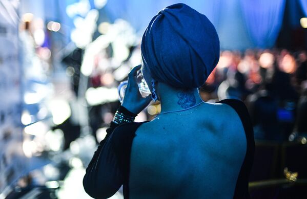 ضيفة تشاهد نهائيات مسابقة أجمل عارضة أزياء في روسيا 2016 في فندق Korston Club Hotel في موسكو. - سبوتنيك عربي