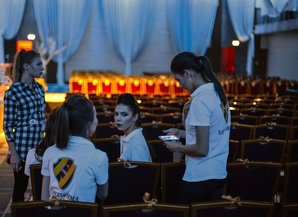 المشاركات في نهائي مسابقة أجمل عارضة أزياء في روسيا 2016 في فندق Korston Club Hotel في موسكو. - سبوتنيك عربي