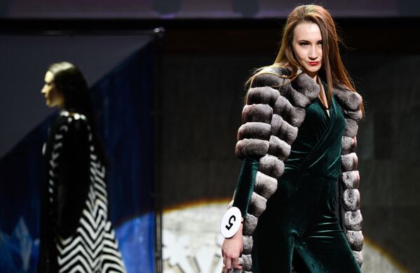 المشاركة فاليريا تكاتشينكو (من نوفوروسيسك) في نهائي مسابقة أجمل عارضة أزياء في روسيا 2016 في فندق Korston Club Hotel في موسكو. - سبوتنيك عربي