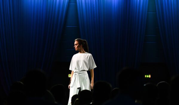 المشاركة كسينيا رياسيك (من سيفاستوبل) في نهائي مسابقة أجمل عارضة أزياء في روسيا 2016 في فندق Korston Club Hotel في موسكو. - سبوتنيك عربي