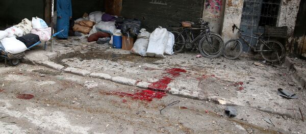 امرأة تقف بشارع بحي  الزبده في حلب، 5 ديسمبر/ كانون الأول 2016 - سبوتنيك عربي